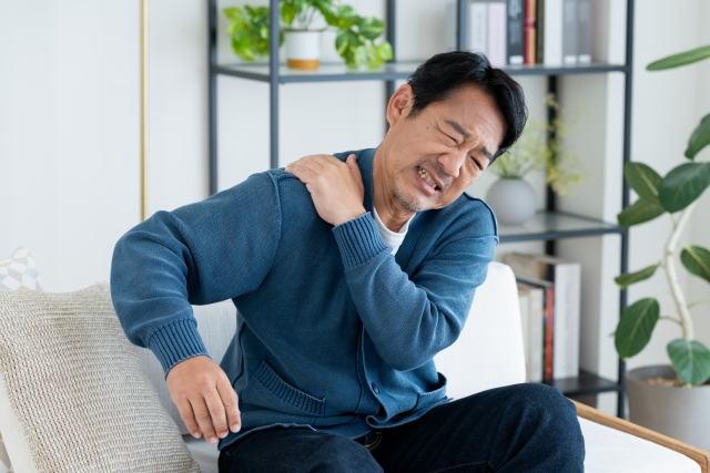 「肩こりが治らないのはなぜ？」<br>単なる疲労じゃないかも？<span class="eng">大阪鶴橋・玉造の整形外科が解説</span>