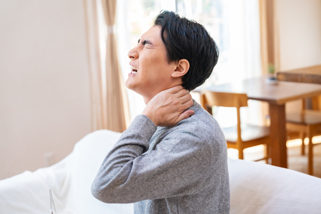 首が痛いと感じたら｜鶴橋の山本整形外科が解説